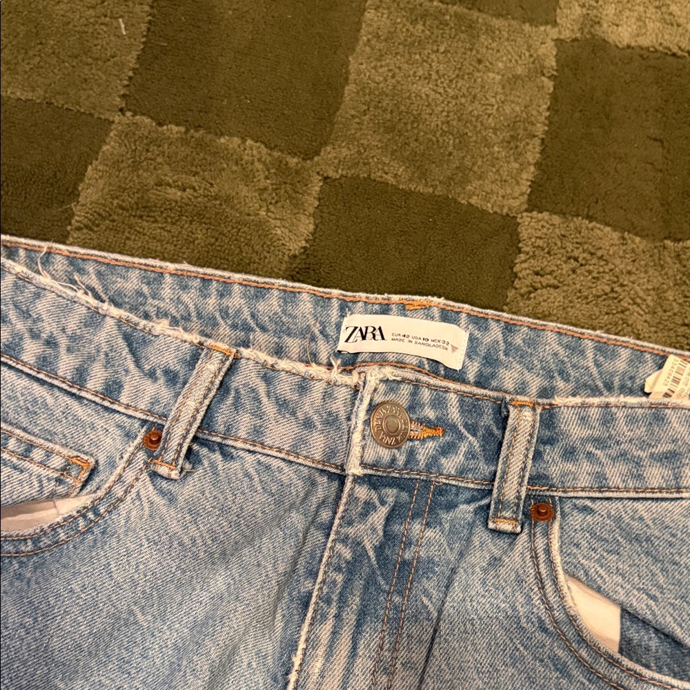 Zara Light Wash High-Rise Mom Jeans - Picture 3 of 4